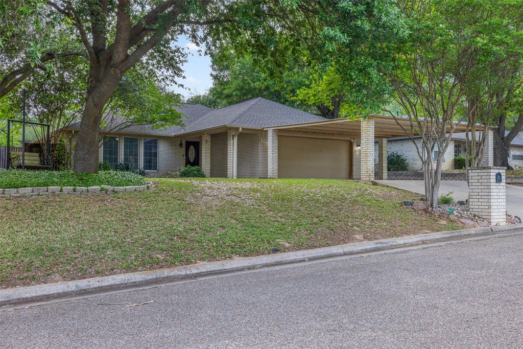 705 Palmer ST, Rockdale, TX 76567
