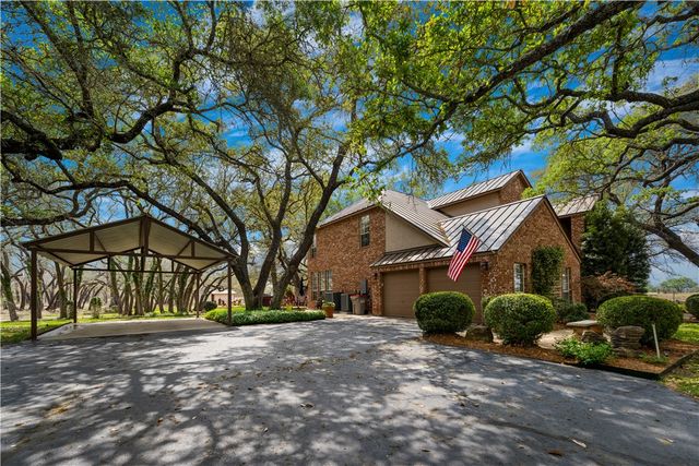 230 Shamrock Dr, Floresville, TX 78114