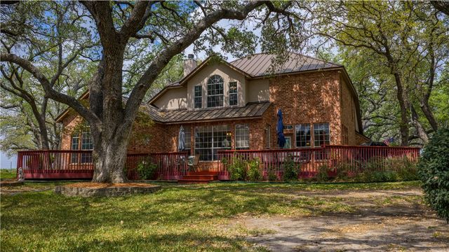 230 Shamrock Dr, Floresville, TX 78114