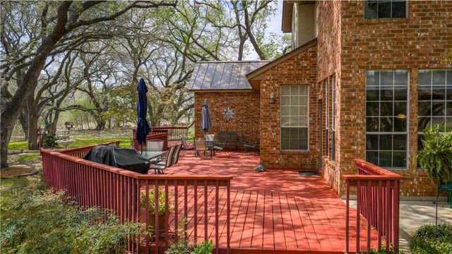 230 Shamrock Dr, Floresville, TX 78114