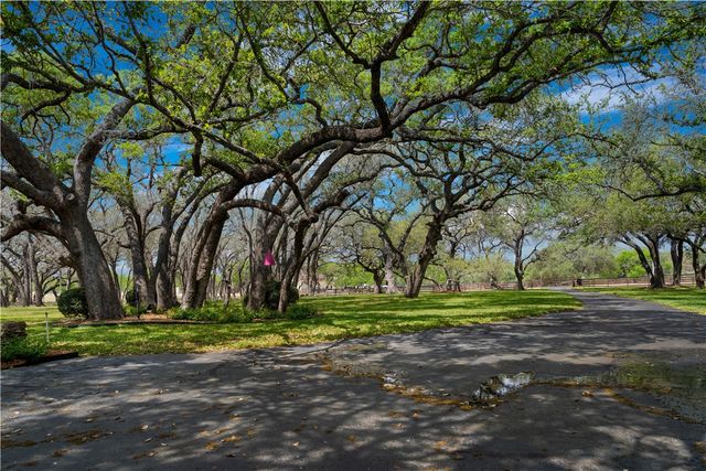 230 Shamrock Dr, Floresville, TX 78114