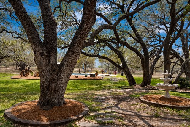 230 Shamrock Dr, Floresville, TX 78114