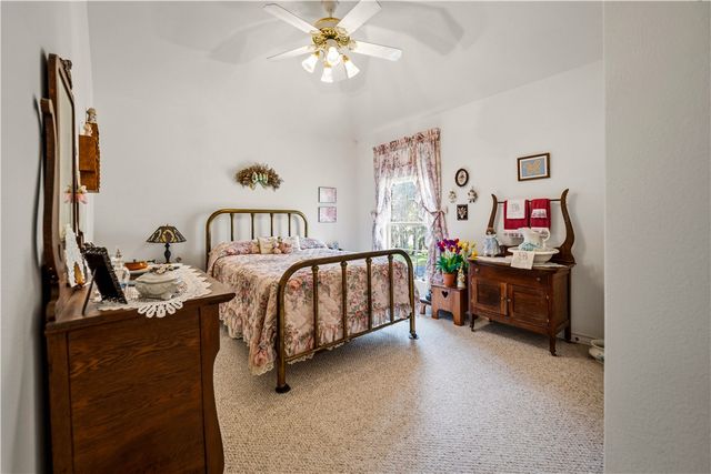 230 Shamrock Dr, Floresville, TX 78114