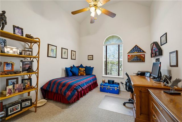 230 Shamrock Dr, Floresville, TX 78114