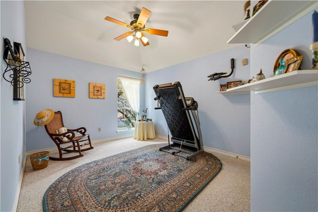 230 Shamrock Dr, Floresville, TX 78114