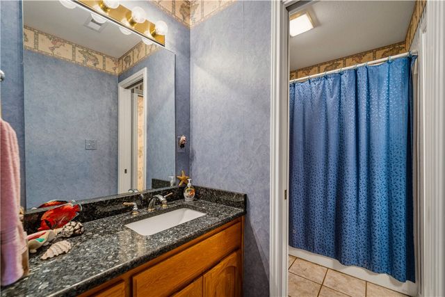 230 Shamrock Dr, Floresville, TX 78114