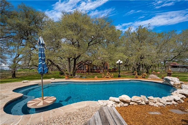 230 Shamrock Dr, Floresville, TX 78114