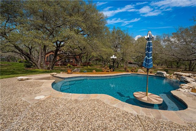 230 Shamrock Dr, Floresville, TX 78114