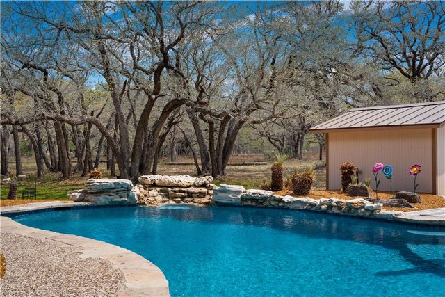 230 Shamrock Dr, Floresville, TX 78114