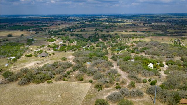 230 Shamrock Dr, Floresville, TX 78114
