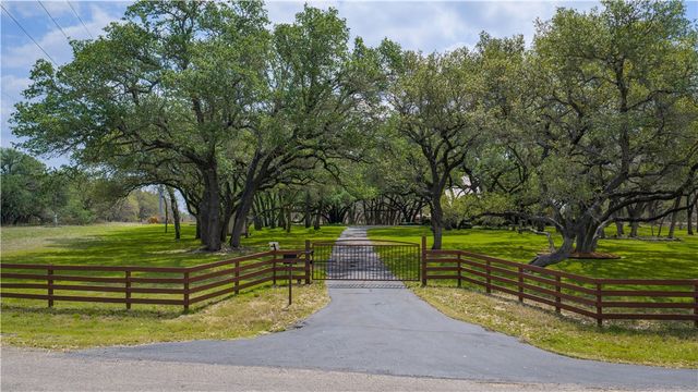 230 Shamrock Dr, Floresville, TX 78114