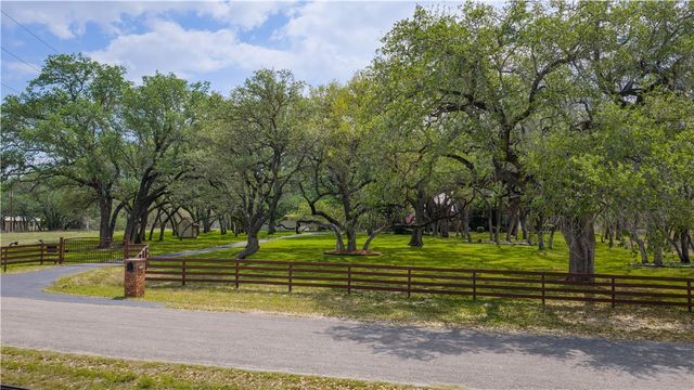 230 Shamrock Dr, Floresville, TX 78114