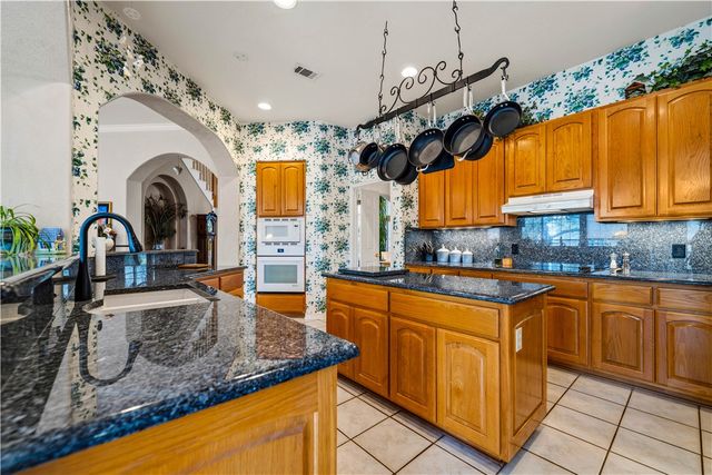 230 Shamrock Dr, Floresville, TX 78114