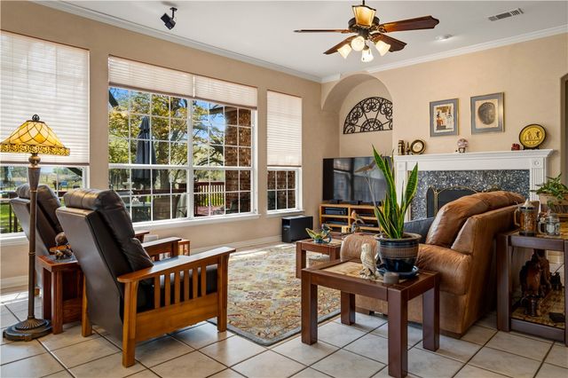 230 Shamrock Dr, Floresville, TX 78114