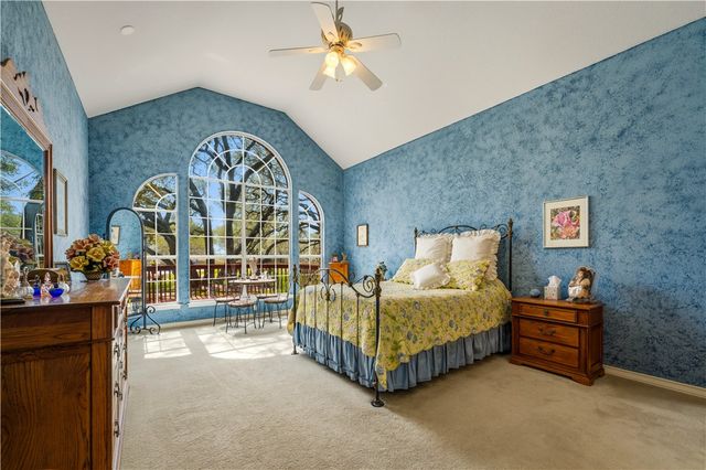 230 Shamrock Dr, Floresville, TX 78114