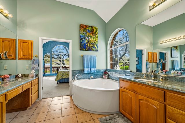 230 Shamrock Dr, Floresville, TX 78114
