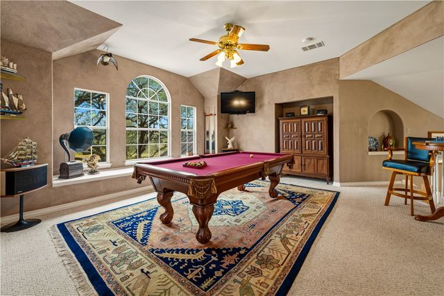 230 Shamrock Dr, Floresville, TX 78114