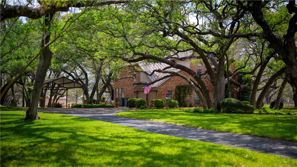 230 Shamrock Dr, Floresville, TX 78114