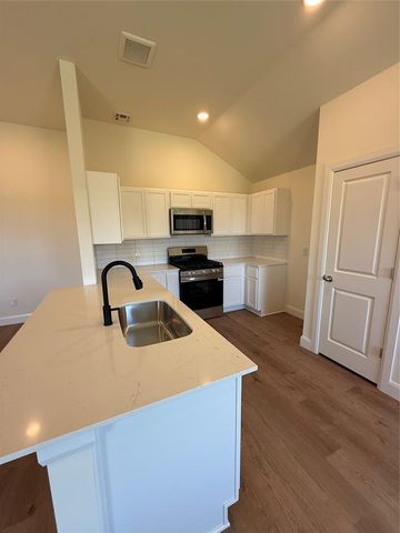1208 E Stallion Lane, Mustang, OK 73064