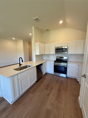 1208 E Stallion Lane, Mustang, OK 73064