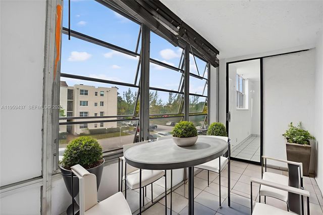 2821 Somerset Dr 317, Lauderdale Lakes, FL 33311