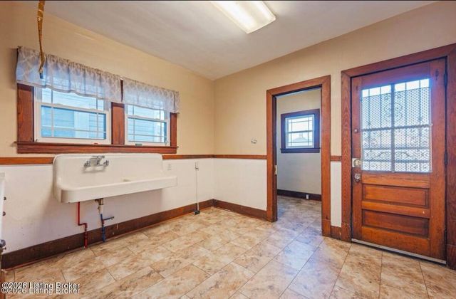 2121 W Oak St, Louisville, KY 40210