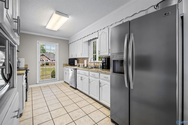 326 Mountain Lake Circle, Rainbow City, AL 35906