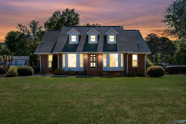 326 Mountain Lake Circle, Rainbow City, AL 35906