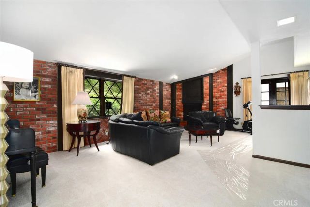 5515 Shirley Avenue, Tarzana, CA 91356