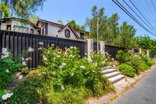 5515 Shirley Avenue, Tarzana, CA 91356