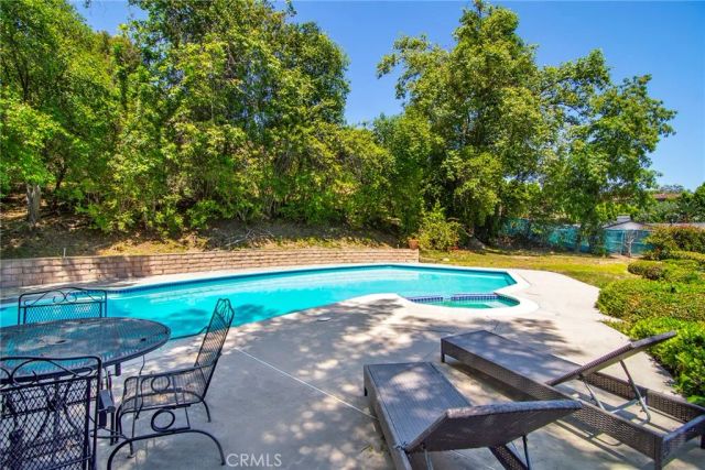 5515 Shirley Avenue, Tarzana, CA 91356