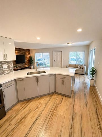 8590 NW 3rd Ln 102, Miami, FL 33126