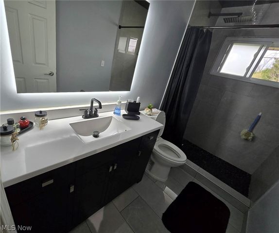 1228 Sarkies Drive NE, Warren, OH 44483