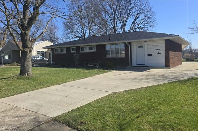 1228 Sarkies Drive NE, Warren, OH 44483