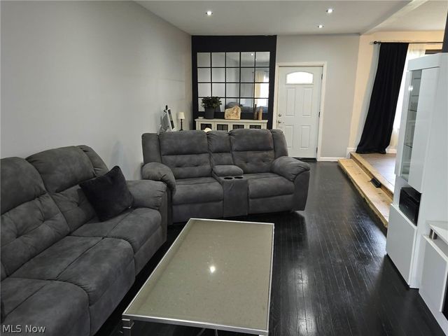 1228 Sarkies Drive NE, Warren, OH 44483