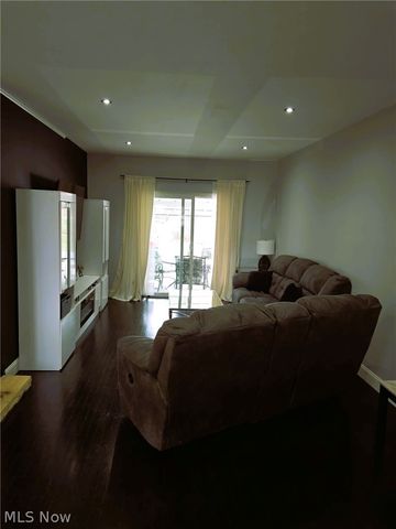 1228 Sarkies Drive NE, Warren, OH 44483