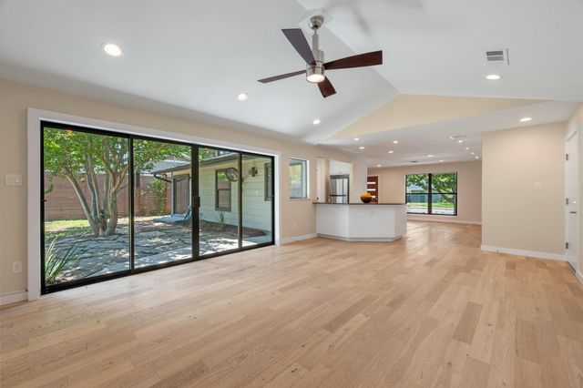 2611 Side DR, Austin, TX 78704
