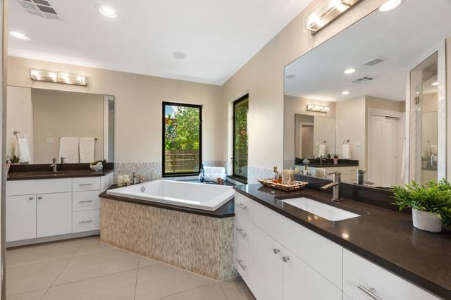 2611 Side DR, Austin, TX 78704