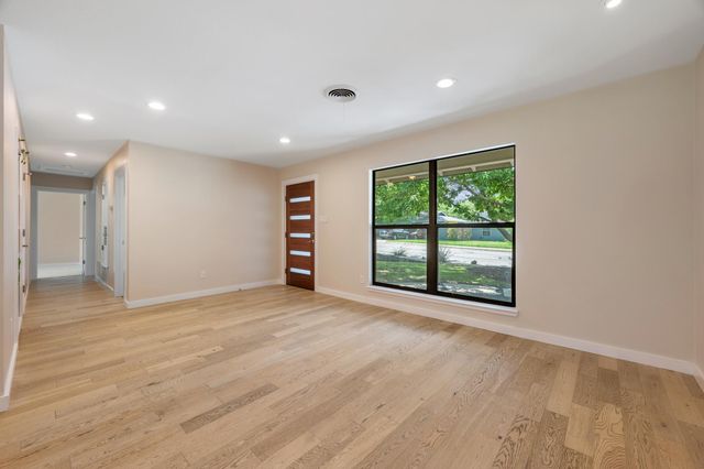 2611 Side DR, Austin, TX 78704