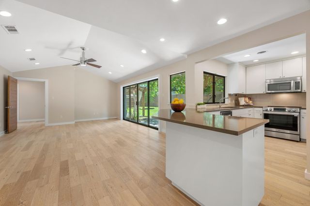 2611 Side DR, Austin, TX 78704