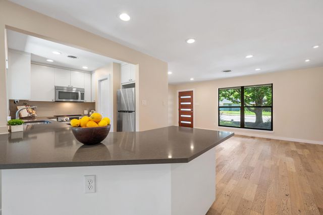 2611 Side DR, Austin, TX 78704