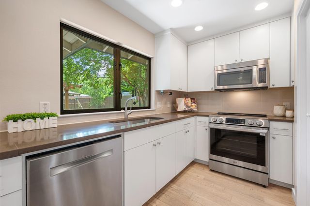 2611 Side DR, Austin, TX 78704