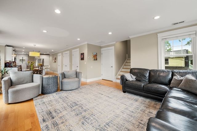 37 Pequossette 37, Watertown, MA 02472