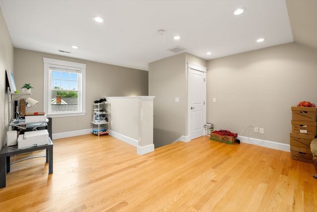 37 Pequossette 37, Watertown, MA 02472