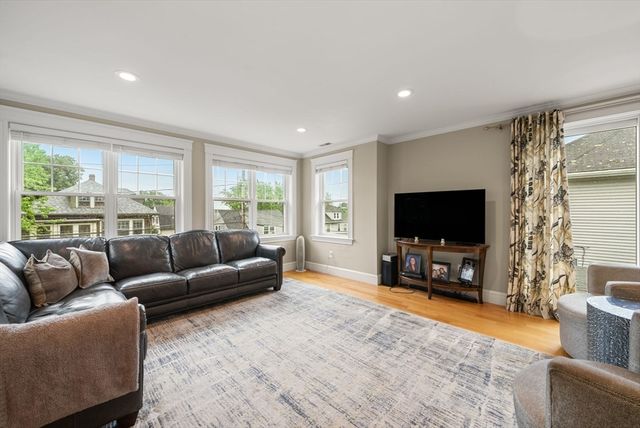 37 Pequossette 37, Watertown, MA 02472