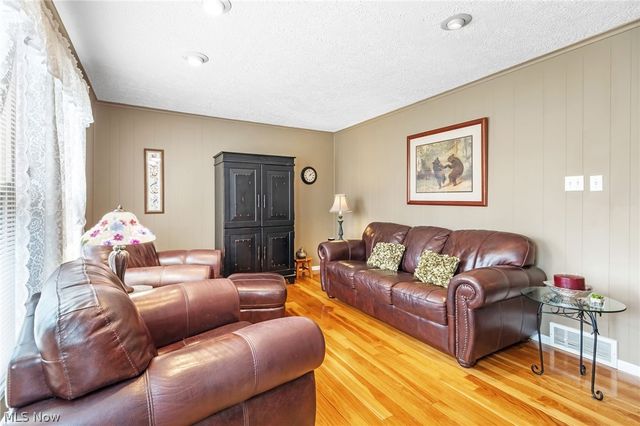 880 Markham Avenue, Cuyahoga Falls, OH 44221