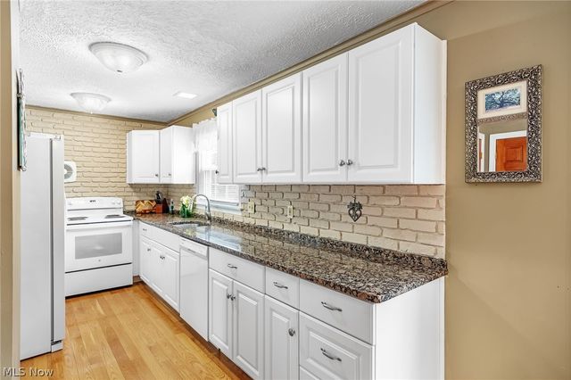 880 Markham Avenue, Cuyahoga Falls, OH 44221