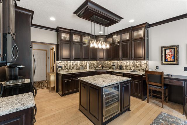 1503 Summit Shores W, Burnsville, MN 55306