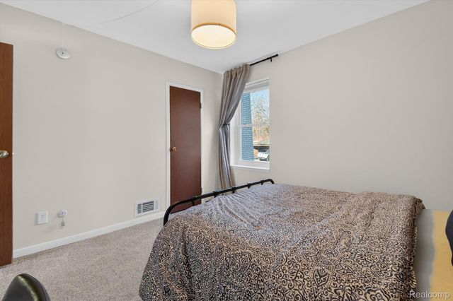 32989 Fargo Street 43, Livonia, MI 48152