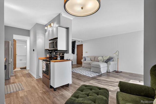 32989 Fargo Street 43, Livonia, MI 48152